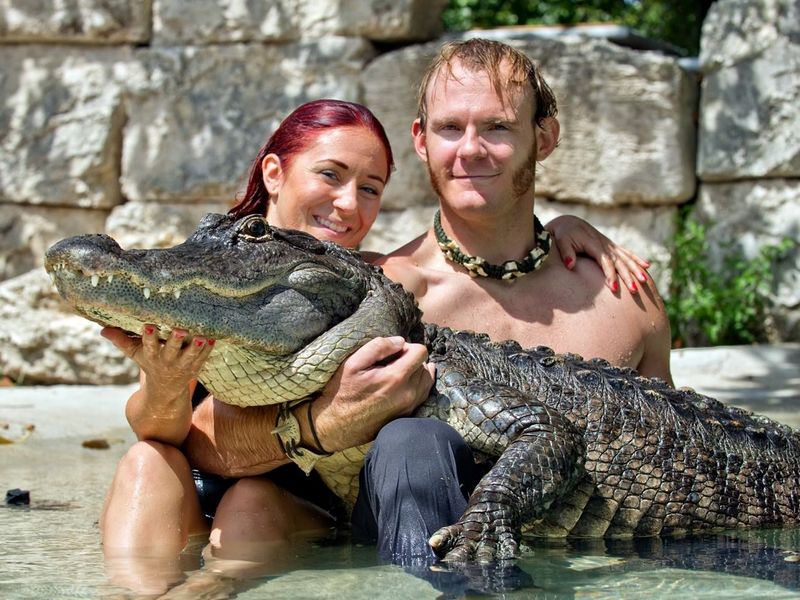 С крокодилом на руках